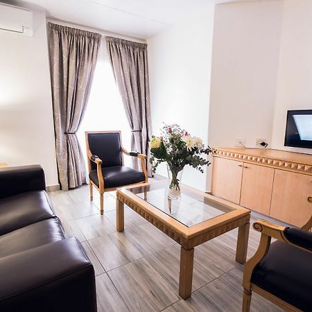 Airport Inn Executive Suites Кемптън Парк Екстериор снимка