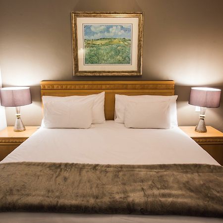 Airport Inn Executive Suites Кемптън Парк Екстериор снимка