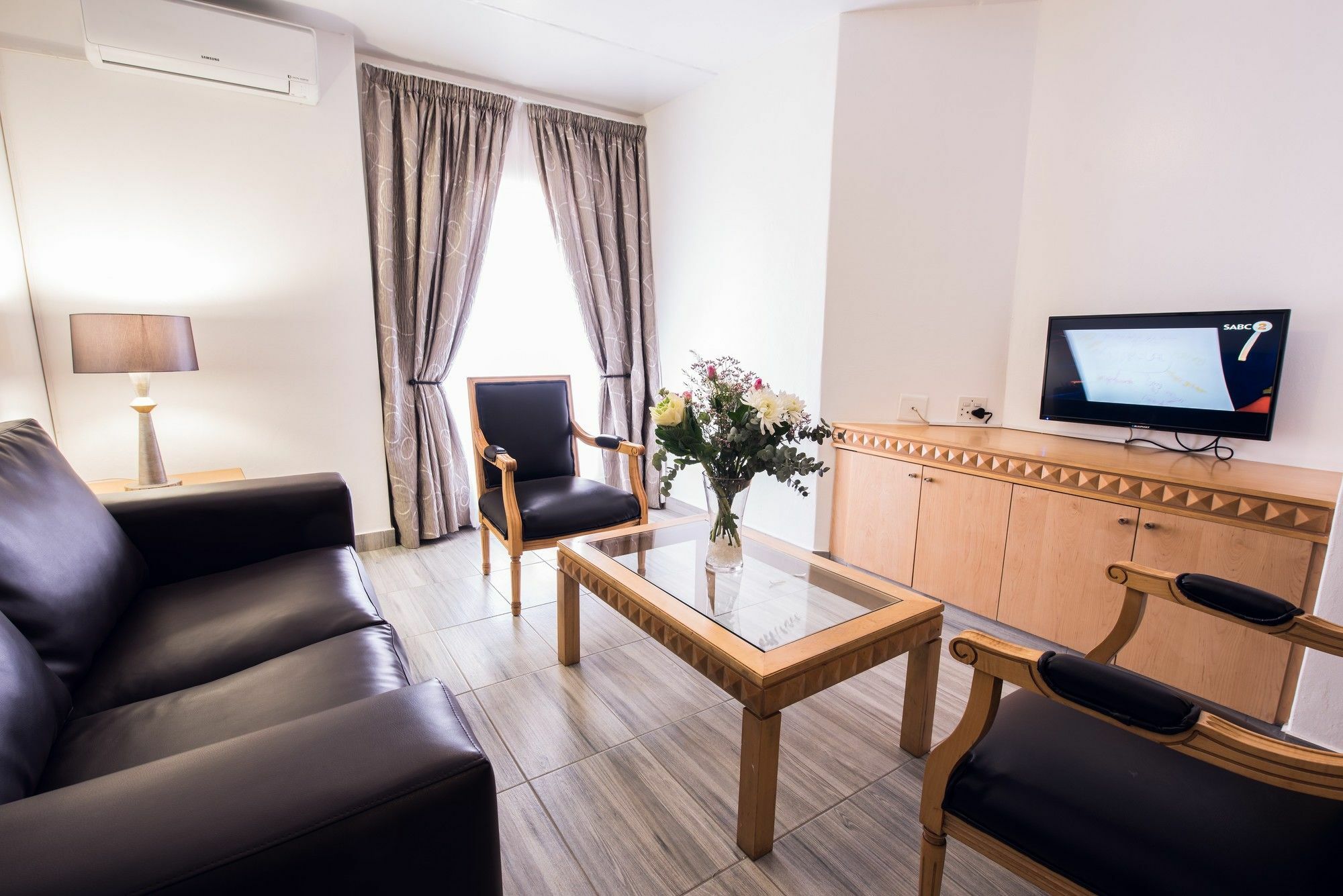 Airport Inn Executive Suites Кемптън Парк Екстериор снимка