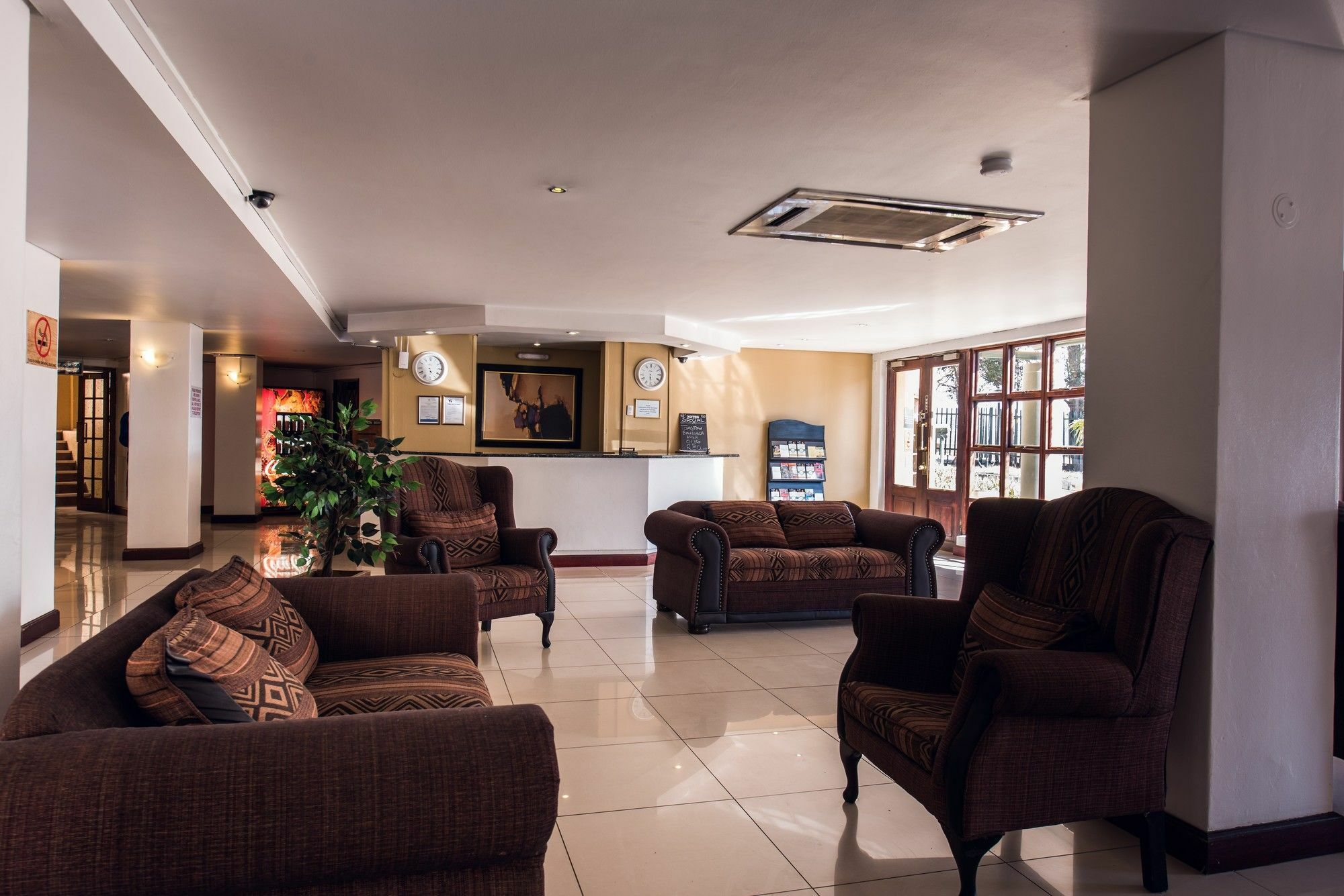 Airport Inn Executive Suites Кемптън Парк Екстериор снимка