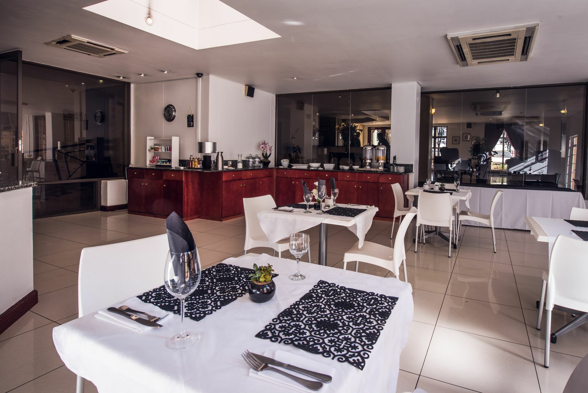 Airport Inn Executive Suites Кемптън Парк Екстериор снимка
