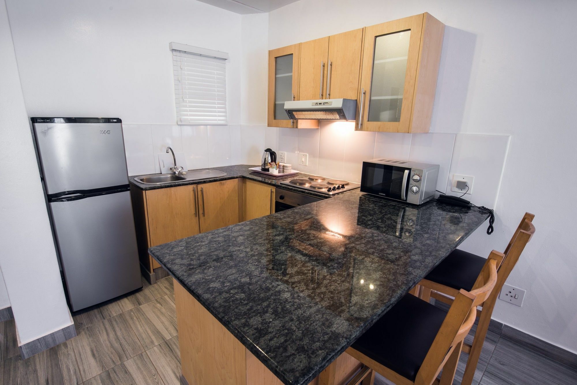 Airport Inn Executive Suites Кемптън Парк Екстериор снимка