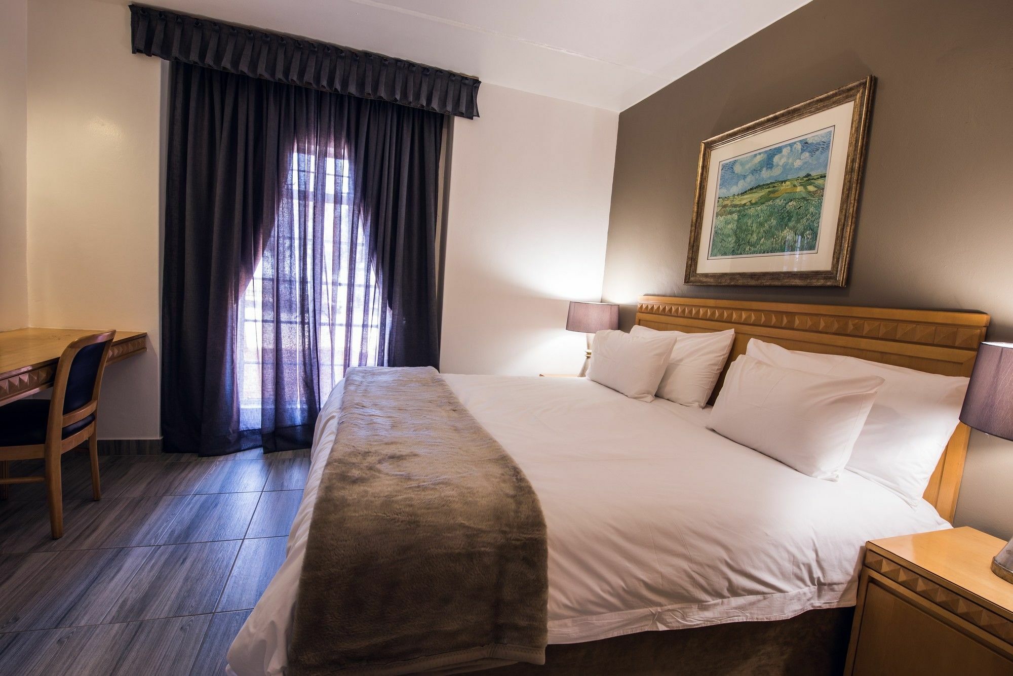 Airport Inn Executive Suites Кемптън Парк Екстериор снимка