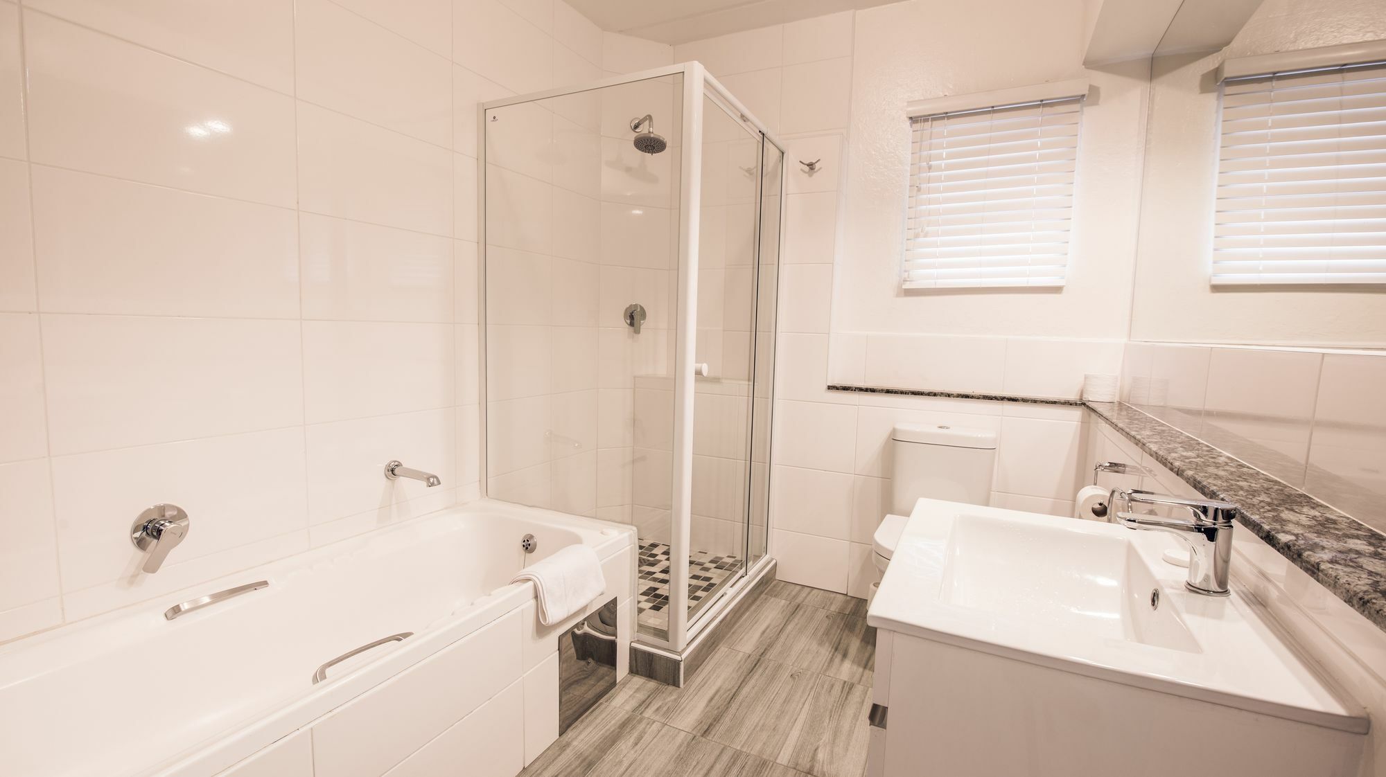 Airport Inn Executive Suites Кемптън Парк Екстериор снимка